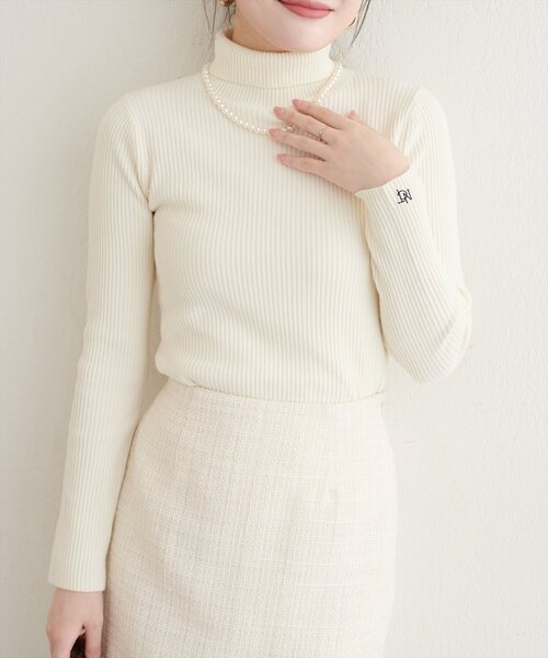 natural couture（ナチュラルクチュール）の「ワンポイント刺繍タートルリブニット（ニット/セーター・レディース・ブラック/グレー/オフホワイト/レッド/イエロー・FREE）」の7枚目の写真