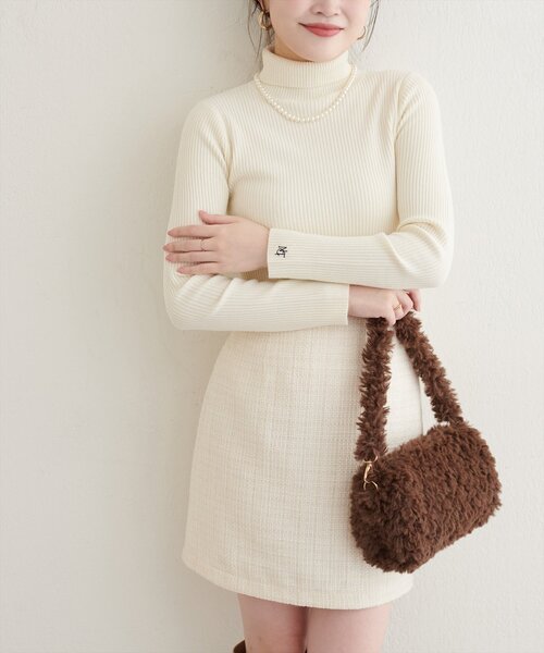 natural couture（ナチュラルクチュール）の「ワンポイント刺繍タートルリブニット（ニット/セーター・レディース・ブラック/グレー/オフホワイト/レッド/イエロー・FREE）」の8枚目の写真