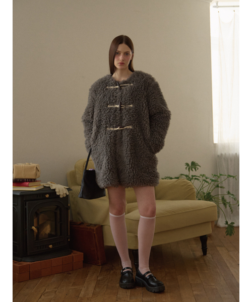LETERIE(レテリー)の「TOGGLE BUTTON FUR JACKET_DARK GREY(ムートンコート・レディース・チャコール・FREE)」の3枚目の写真
