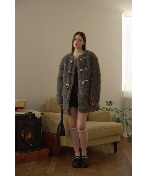 LETERIE(レテリー)の「TOGGLE BUTTON FUR JACKET_DARK GREY(ムートンコート・レディース・チャコール・FREE)」の4枚目の写真