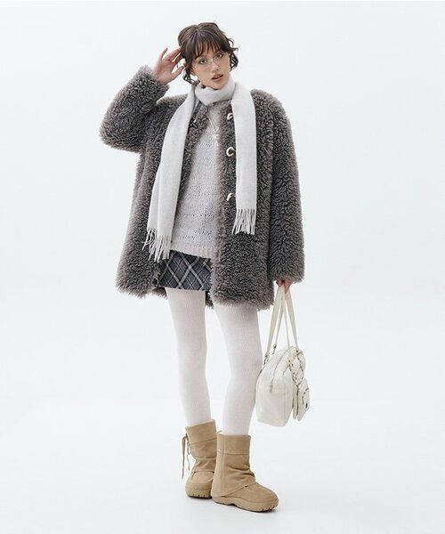 LETERIE(レテリー)の「TOGGLE BUTTON FUR JACKET_DARK GREY(ムートンコート・レディース・チャコール・FREE)」の5枚目の写真