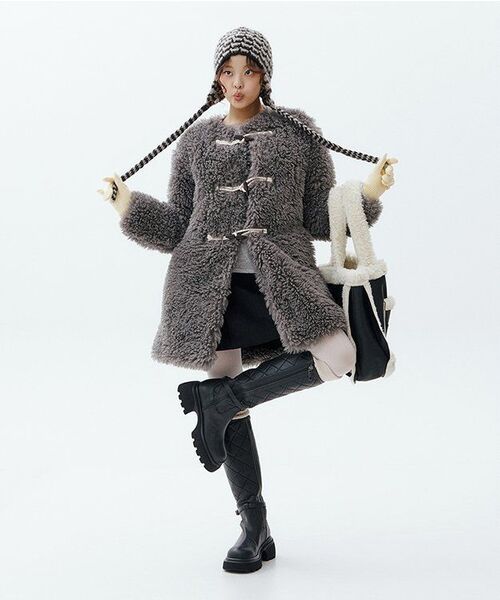 LETERIE(レテリー)の「TOGGLE BUTTON FUR JACKET_DARK GREY(ムートンコート・レディース・チャコール・FREE)」の6枚目の写真