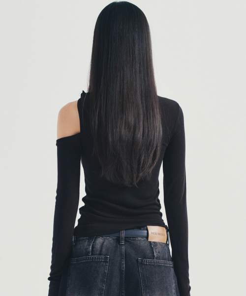 NICK&NICOLE(ニックアンドニコール)の「TWIST CUT OUT RIBBED SLEEVE TOP_BLACK(Tシャツ/カットソー・レディース・その他・FREE)」の3枚目の写真