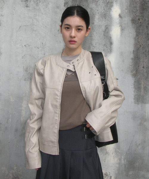 PLACE STUDIO（プレイススタジオ）の「スタッズVネックツーウェイスリーブレスレイヤードTシャツ[ベージュ]（Tシャツ/カットソー・レディース・ベージュ・FREE）」の4枚目の写真