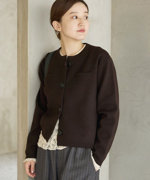 IENA(イエナ)の「《追加2》スーパーファインスムースクルーカーディガン(カーディガン/ボレロ・レディース・チョコ/アイボリー・FREE)」の1枚目の写真