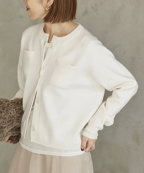 IENA(イエナ)の「《追加2》スーパーファインスムースクルーカーディガン(カーディガン/ボレロ・レディース・チョコ/アイボリー・FREE)」の2枚目の写真