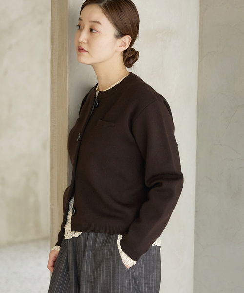 IENA(イエナ)の「《追加2》スーパーファインスムースクルーカーディガン(カーディガン/ボレロ・レディース・チョコ/アイボリー・FREE)」の21枚目の写真