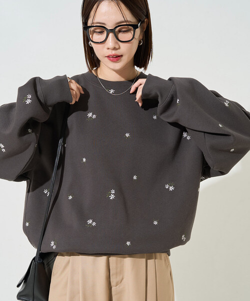 FREAK'S STORE(フリークスストア)の「限定展開 小花 刺繍 裏起毛 スウェット プルオーバー(スウェット・レディース・杢グレー/ネイビー/スミクロ・フリ-)」の2枚目の写真