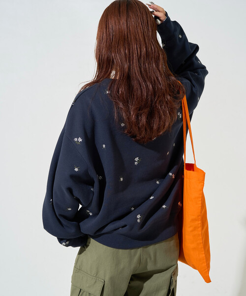 FREAK'S STORE(フリークスストア)の「限定展開 小花 刺繍 裏起毛 スウェット プルオーバー(スウェット・レディース・杢グレー/ネイビー/スミクロ・フリ-)」の9枚目の写真