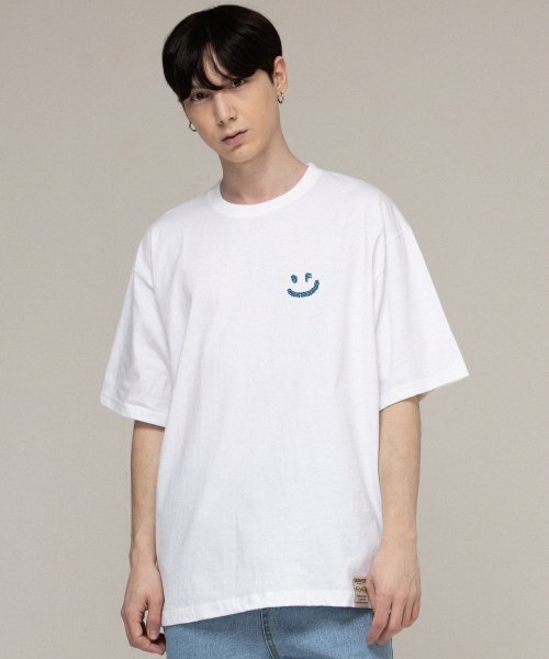 GRAVER（グレーバー）の「[ユニセックス]スモールマルチフラワードローイングスマイル半袖Tシャツ_ホワイト（Tシャツ/カットソー・レディース・ホワイト・SMALL/MEDIUM/LARGE/X-LARGE）」の2枚目の写真