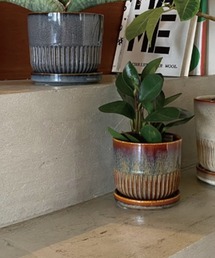 MILLION CARATS（ミリオンカラッツ）の「艶のグラデが大人映えするストライプ調ポット。植物の表情を美しく引き立てる上品カラーの《STREAKシリーズ》　Mサイズ（フラワーベース）」