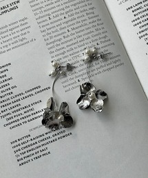 Flolia（フロリア）の「パール付きフラワーピアス／揺れ感が可愛い・結婚式・オケージョン＊普段使いまであらゆるシーン対応（ピアス（両耳用））」