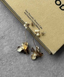 Flolia（フロリア）の「パール付きフラワーピアス／揺れ感が可愛い・結婚式・オケージョン＊普段使いまであらゆるシーン対応（ピアス（両耳用））」