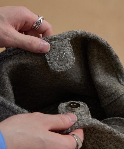 epnok（エプノック）の「ウールライクショルダーバッグ（ショルダーバッグ・メンズ・グレイッシュベージュ/ブラック/テラコッタ・ONE SIZE）」の15枚目の写真