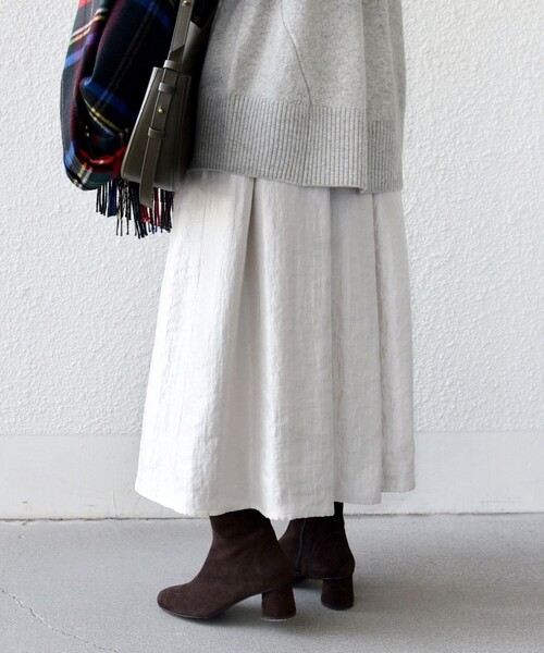 SHIPS（シップス）の「〈手洗い可能〉シャイニー フレア スカート（スカート・レディース・ライトグレー/オフホワイト・ONE SIZE）」の9枚目の写真