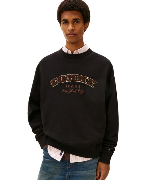 tommy jeans(トミー ジーンズ)の「リラックスブークレフォントプレイクルーネックトレーナー(スウェット・メンズ・ブラック・SMALL/X-LARGE)」の1枚目の写真