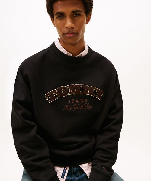 tommy jeans(トミー ジーンズ)の「リラックスブークレフォントプレイクルーネックトレーナー(スウェット・メンズ・ブラック・SMALL/X-LARGE)」の3枚目の写真