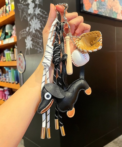 Revo.(レボ)の「アニマルモチーフ ダックスフンド コード付き マルチチャーム カラビナ キーホルダー バッグチャーム(チャーム・レディース・ブラック系その他/ブラック/ブラウン系その他/ブラウン/キャメル・FREE)」の1枚目の写真