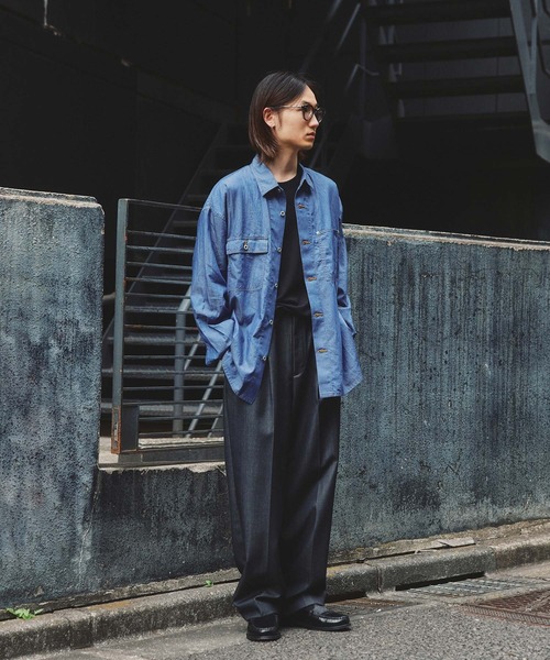 ADAM ET ROPE'（アダムエロペ）の「ライトオンス デニム シャツ / ADAM ET ROPE' JEANS（シャツ/ブラウス・メンズ・ブルー系その他4/ネイビー・M/L）」の2枚目の写真