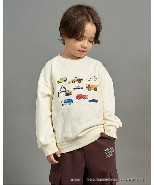 b・ROOM（ビールーム）の「【速乾裏毛】トミカ車集合トレーナー（スウェット・キッズ・トップグレー/ブラック/アイボリー/ダークブラウン・90cm/100cm/110cm/120cm/130cm）」の2枚目の写真