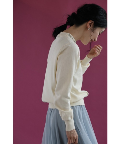 cawaii（カワイイ）の「アシンメトリーなビジューネックニットプルオーバートップス（ブローチ付き）（ニット/セーター・レディース・アイボリー・FREE）」の5枚目の写真