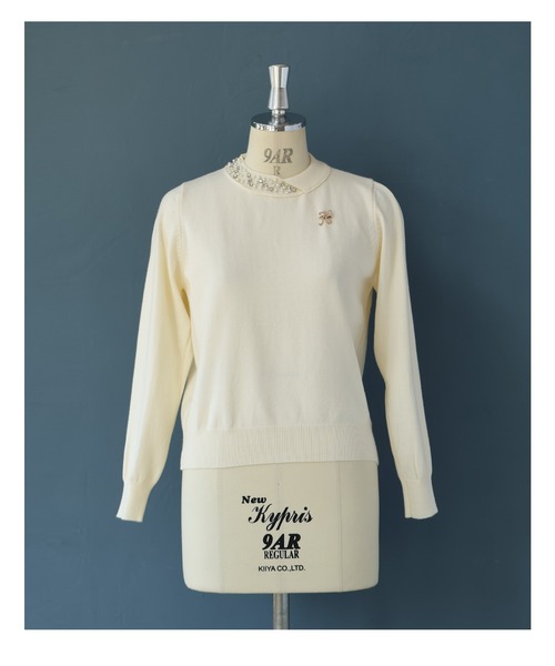 cawaii（カワイイ）の「アシンメトリーなビジューネックニットプルオーバートップス（ブローチ付き）（ニット/セーター・レディース・アイボリー・FREE）」の3枚目の写真