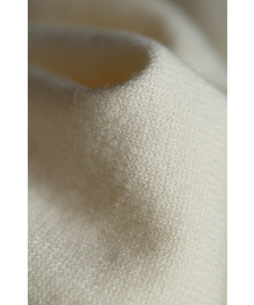 cawaii（カワイイ）の「アシンメトリーなビジューネックニットプルオーバートップス（ブローチ付き）（ニット/セーター・レディース・アイボリー・FREE）」の2枚目の写真