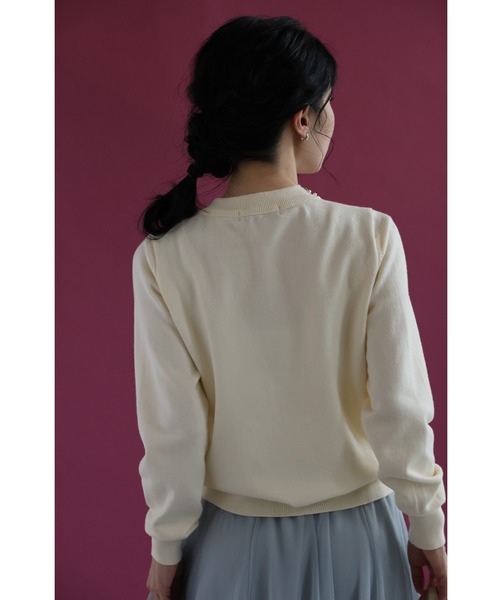 cawaii（カワイイ）の「アシンメトリーなビジューネックニットプルオーバートップス（ブローチ付き）（ニット/セーター・レディース・アイボリー・FREE）」の11枚目の写真