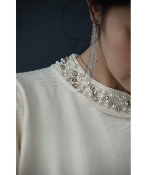 cawaii（カワイイ）の「アシンメトリーなビジューネックニットプルオーバートップス（ブローチ付き）（ニット/セーター・レディース・アイボリー・FREE）」の10枚目の写真