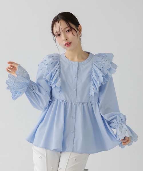 Fit more(フィットモア)の「袖カットワークレーストップス(シャツ/ブラウス・レディース・ブルー/ホワイト/コーラル・FREE)」の2枚目の写真