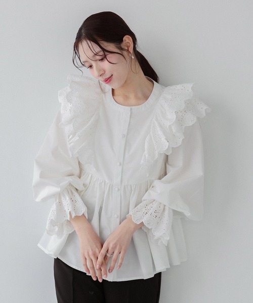 Fit more(フィットモア)の「袖カットワークレーストップス(シャツ/ブラウス・レディース・ブルー/ホワイト/コーラル・FREE)」の13枚目の写真