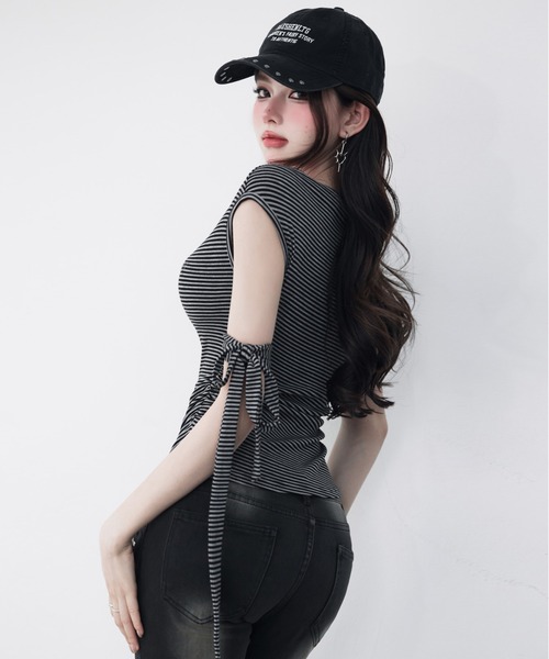 VEILA(ヴェイラ)の「ストラップ付ボーダークロップドスリムTシャツ(Tシャツ/カットソー・レディース・ダークグレー・フリー)」の14枚目の写真