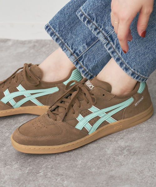 Spick & Span（スピックアンドスパン）の「ASICS/アシックス SKYHAND OG（スニーカー・レディース・ブラウン/レッド・23cm/24cm/25cm）」の2枚目の写真