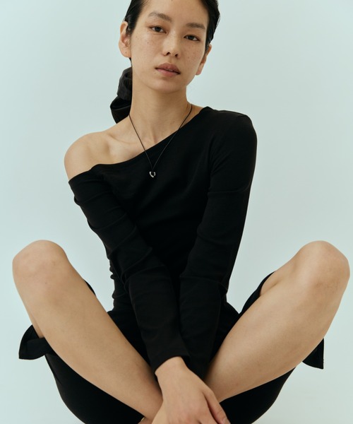 DRWCYS（ドロシーズ）の「アシメオフショルカットトップス（Tシャツ/カットソー・レディース・ブルー/グレー/ホワイト/ブラック・FREE）」の2枚目の写真