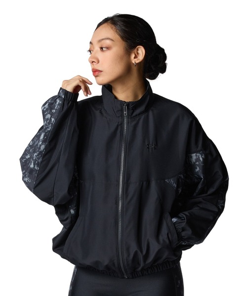 UNDER ARMOUR(アンダーアーマー)の「アンダーアーマー UAメッシュ ライナー ウーブン プリント フルジップ ジャケット(ナイロンジャケット・レディース・グリーン/ブラック・M/S/XL/L)」の2枚目の写真