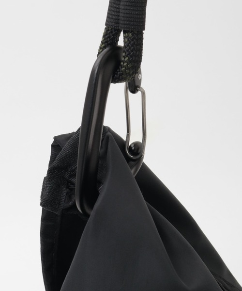 SOFFITTO(ソフィット)の「《WEB限定》【RISLEY×OUTDOOR(リズレイ×アウトドア)】トライアングルフリルバッグ(ショルダーバッグ・レディース・ベージュ/ブラック・FREE)」の5枚目の写真