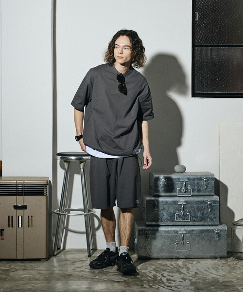 FREAK'S STORE(フリークスストア)の「限定展開 RUSSELL ATHLETIC×FREAK'S STORE ラッセル アスレチック 別注 ユーティリティ セットアップ 夏 クルーネック Tシャツ ショーツ ハーフパンツ ショートパンツ(Tシャツ/カットソー・メンズ・ブラック/ネイビー/グレイッシュベージュ/スミクロ・LARGE/MEDIUM/SMALL)」の13枚目の写真