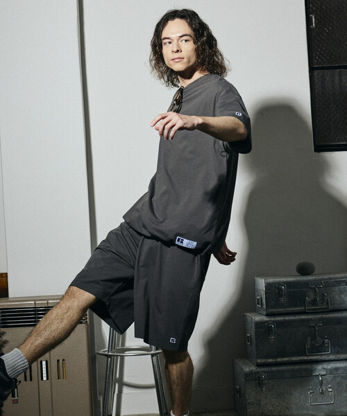 FREAK'S STORE(フリークスストア)の「限定展開 RUSSELL ATHLETIC×FREAK'S STORE ラッセル アスレチック 別注 ユーティリティ セットアップ 夏 クルーネック Tシャツ ショーツ ハーフパンツ ショートパンツ(Tシャツ/カットソー・メンズ・ブラック/ネイビー/グレイッシュベージュ/スミクロ・LARGE/MEDIUM/SMALL)」の16枚目の写真