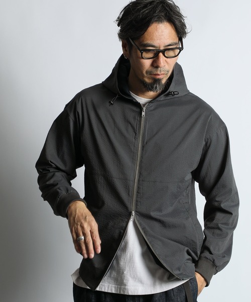 The DUFFER of ST.GEORGE（ザダファーオブセントジョージ）の「HIGH-TECH SEERSUCKER "COOLMAX" FIELD ZIP PARKA：クールマックス シアサッカー ジップアップパーカー / ライトアウター / セットアップ対応（ブルゾン・メンズ・ネイビー/チャコールグレー・X-LARGE/LARGE/MEDIUM/SMALL）」の2枚目の写真