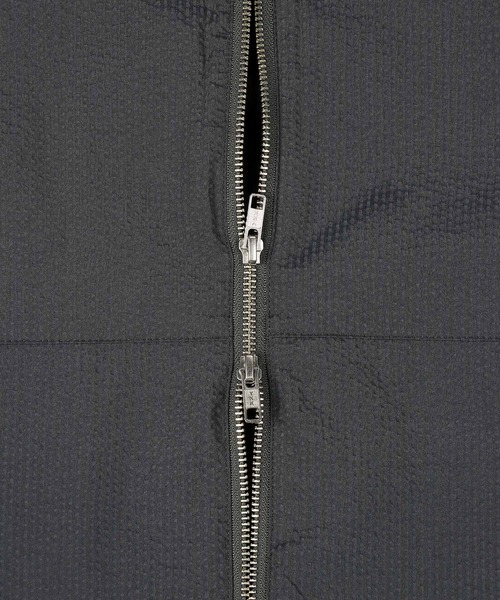 The DUFFER of ST.GEORGE（ザダファーオブセントジョージ）の「HIGH-TECH SEERSUCKER "COOLMAX" FIELD ZIP PARKA：クールマックス シアサッカー ジップアップパーカー / ライトアウター / セットアップ対応（ブルゾン・メンズ・ネイビー/チャコールグレー・X-LARGE/LARGE/MEDIUM/SMALL）」の10枚目の写真