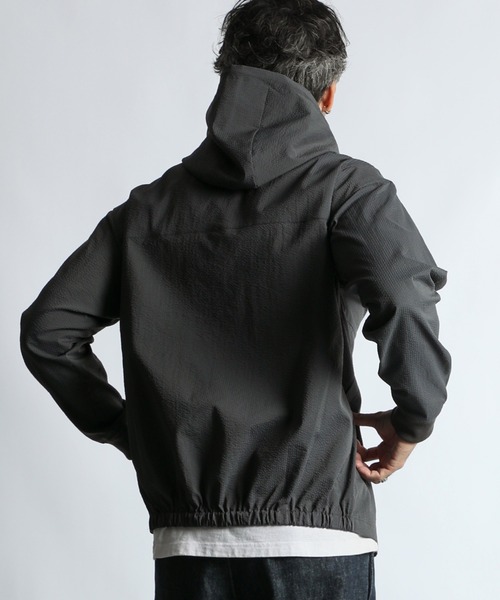 The DUFFER of ST.GEORGE（ザダファーオブセントジョージ）の「HIGH-TECH SEERSUCKER "COOLMAX" FIELD ZIP PARKA：クールマックス シアサッカー ジップアップパーカー / ライトアウター / セットアップ対応（ブルゾン・メンズ・ネイビー/チャコールグレー・X-LARGE/LARGE/MEDIUM/SMALL）」の4枚目の写真