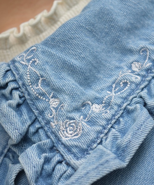axes femme(アクシーズファム)の「ローズ刺繍フリルデニムジャケット(その他アウター・レディース・ホワイト/ケミカルウォッシュ・FREE)」の8枚目の写真