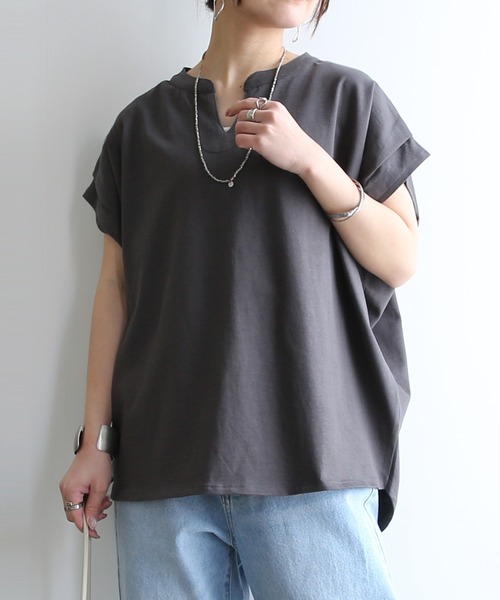 and it_(アンドイット)の「キーネックフレンチスリーブTシャツ(Tシャツ/カットソー・レディース・ブラック/チャコール/アイボリー・M)」の2枚目の写真
