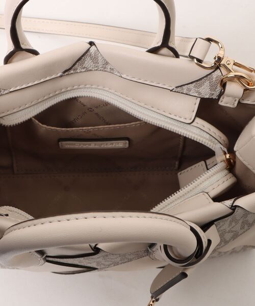 MICHAEL KORS(マイケルコース)の「SM EW TZ XBODY(ショルダーバッグ・レディース・ベージュ系その他・FREE)」の4枚目の写真