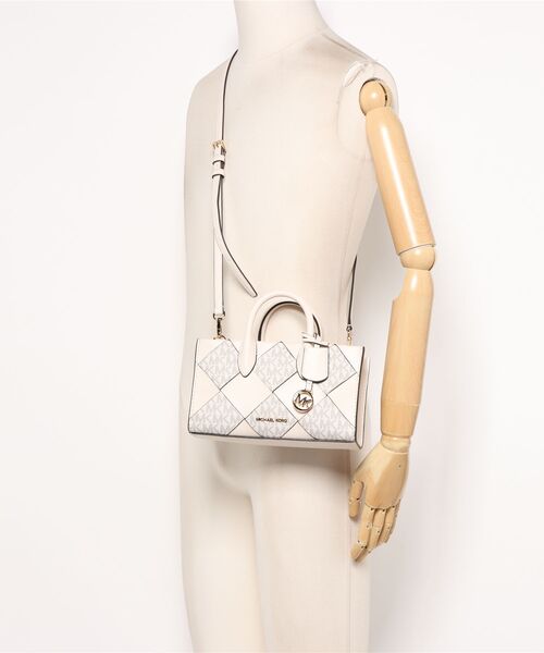 MICHAEL KORS(マイケルコース)の「SM EW TZ XBODY(ショルダーバッグ・レディース・ベージュ系その他・FREE)」の5枚目の写真