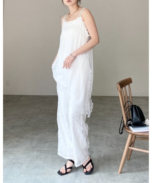 She's Closet（シーズクローゼット）の「アシンメトリー ロング丈 サイドスリット イレヘム サテンレースキャミソール（キャミソール・レディース・ブラック/ブラウン/オフホワイト・FREE）」の10枚目の写真