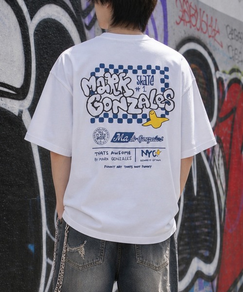 Mark Gonzales(マーク・ゴンザレス)の「【ba】〔Mark Gonzales ARTWORK COLLECTION〕アソートアートデザイン 半袖クルーネックTシャツ 刺繍/サガラ刺繍/ワッペン(Tシャツ/カットソー・メンズ・ホワイト系6/ホワイト系2/ホワイト系1/ブラック系9/ブラック系8/ブラック系7/ブラック系6/ブラック系5/ホワイト系4/ブルー系2/グレー系9/グレー系7/ブラック系4/ブラック系2/ホワイト系5/ホワイト系3/ブルー系8/グレー系4/グレー系3/ブルー系1/ホワイト系9/ホワイト系8/ホワイト系7/ブラック系3/ブラック系1・LARGE/MEDIUM)」の1枚目の写真