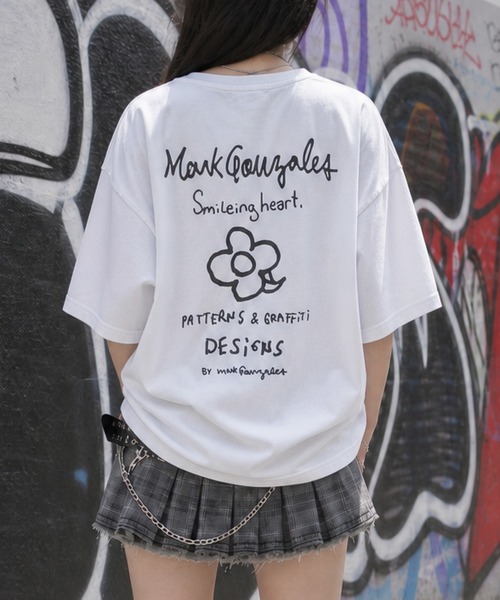 Mark Gonzales(マーク・ゴンザレス)の「【ba】〔Mark Gonzales ARTWORK COLLECTION〕アソートアートデザイン 半袖クルーネックTシャツ 刺繍/サガラ刺繍/ワッペン(Tシャツ/カットソー・メンズ・ホワイト系6/ホワイト系2/ホワイト系1/ブラック系9/ブラック系8/ブラック系7/ブラック系6/ブラック系5/ホワイト系4/ブルー系2/グレー系9/グレー系7/ブラック系4/ブラック系2/ホワイト系5/ホワイト系3/ブルー系8/グレー系4/グレー系3/ブルー系1/ホワイト系9/ホワイト系8/ホワイト系7/ブラック系3/ブラック系1・LARGE/MEDIUM)」の4枚目の写真