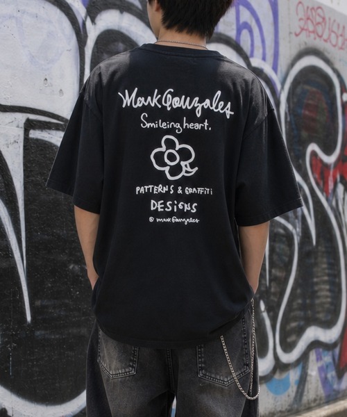 Mark Gonzales(マーク・ゴンザレス)の「【ba】〔Mark Gonzales ARTWORK COLLECTION〕アソートアートデザイン 半袖クルーネックTシャツ 刺繍/サガラ刺繍/ワッペン(Tシャツ/カットソー・メンズ・ホワイト系6/ホワイト系2/ホワイト系1/ブラック系9/ブラック系8/ブラック系7/ブラック系6/ブラック系5/ホワイト系4/ブルー系2/グレー系9/グレー系7/ブラック系4/ブラック系2/ホワイト系5/ホワイト系3/ブルー系8/グレー系4/グレー系3/ブルー系1/ホワイト系9/ホワイト系8/ホワイト系7/ブラック系3/ブラック系1・LARGE/MEDIUM)」の13枚目の写真