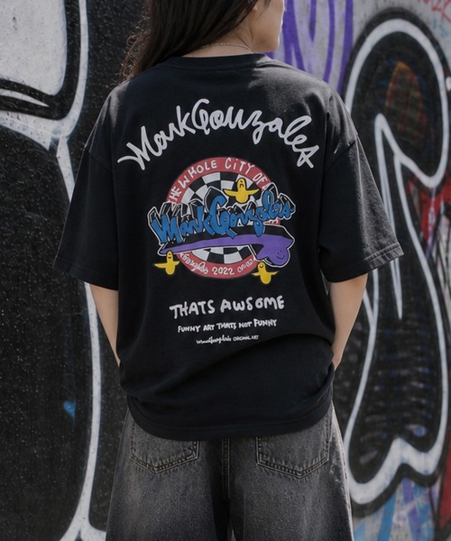 Mark Gonzales(マーク・ゴンザレス)の「【ba】〔Mark Gonzales ARTWORK COLLECTION〕アソートアートデザイン 半袖クルーネックTシャツ 刺繍/サガラ刺繍/ワッペン(Tシャツ/カットソー・メンズ・ホワイト系6/ホワイト系2/ホワイト系1/ブラック系9/ブラック系8/ブラック系7/ブラック系6/ブラック系5/ホワイト系4/ブルー系2/グレー系9/グレー系7/ブラック系4/ブラック系2/ホワイト系5/ホワイト系3/ブルー系8/グレー系4/グレー系3/ブルー系1/ホワイト系9/ホワイト系8/ホワイト系7/ブラック系3/ブラック系1・LARGE/MEDIUM)」の16枚目の写真